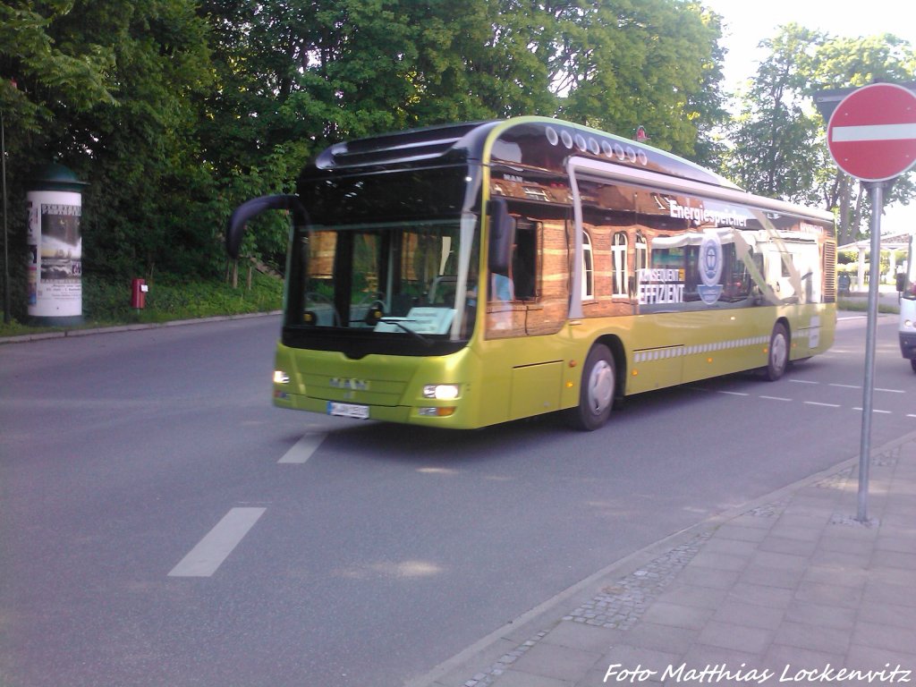 Der Gastbus, ein MAN Hybrid Bus aus Mnchen zugast beim RPNV / Hier beim Verlassen der Haltestelle Putbus, Bahnhof am 30.5.13 