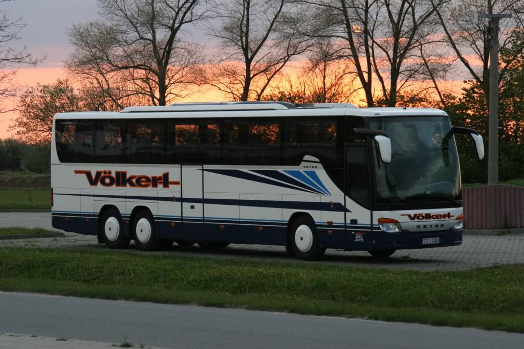 Der Groe des Familienbetriebs Vlkert aus Riesenbeck!
Setra 416 GT HD Comfort Class 
Aufgenommen am 14.05.2005 auf der Insel Rgen im letzten Licht
der bereits untergehenden Sonne.