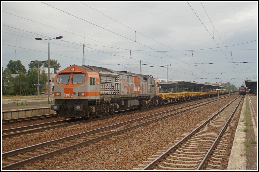 Der hvle-Tiger V 330.1 / 250 002 mit einem Zug Niederbordwagen vom Typ Res (gesehen Berlin Schnefeld Flughafen 17.07.2011)