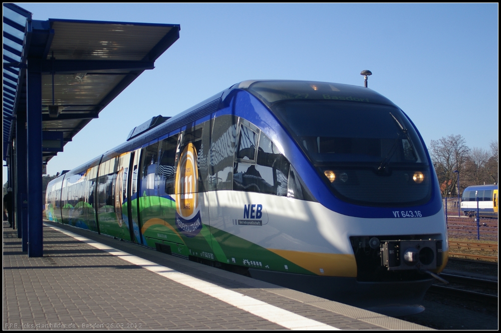 Der Jubilumszug NEB VT 643.16 / 643 372 im Bahnhof Basdorf (26.03.2012)