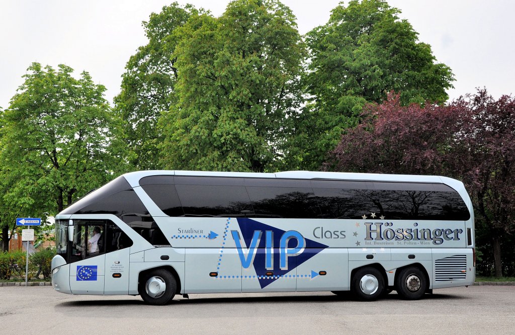 Der neue NEOPLAN STARLINER vom Reisebro HSSINGER aus Wien und St.Plten/sterreich im April 2013 in Krems.