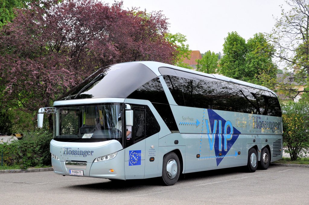 Der neue NEOPLAN STARLINER vom Reisebro HSSINGER aus Wien und St.Plten/sterreich im April 2013 in Krems.