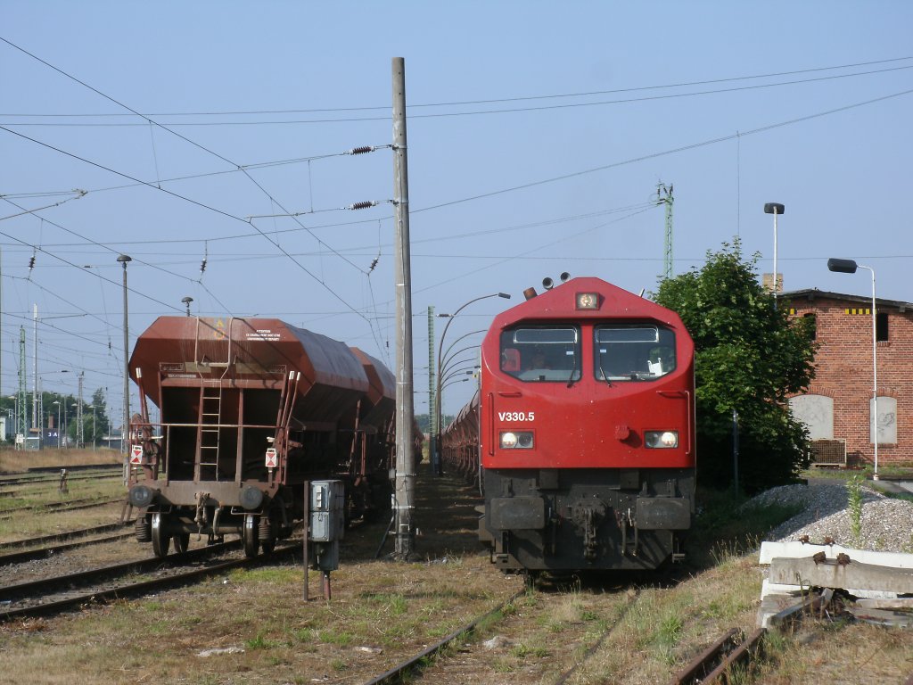 Der (Red)Blue Tiger V330.5,von der HVLE,war zuletzt bei der OHE im Einsatz.Am 27.Juli 2013 stand der Tiger in Bergen/Rgen.