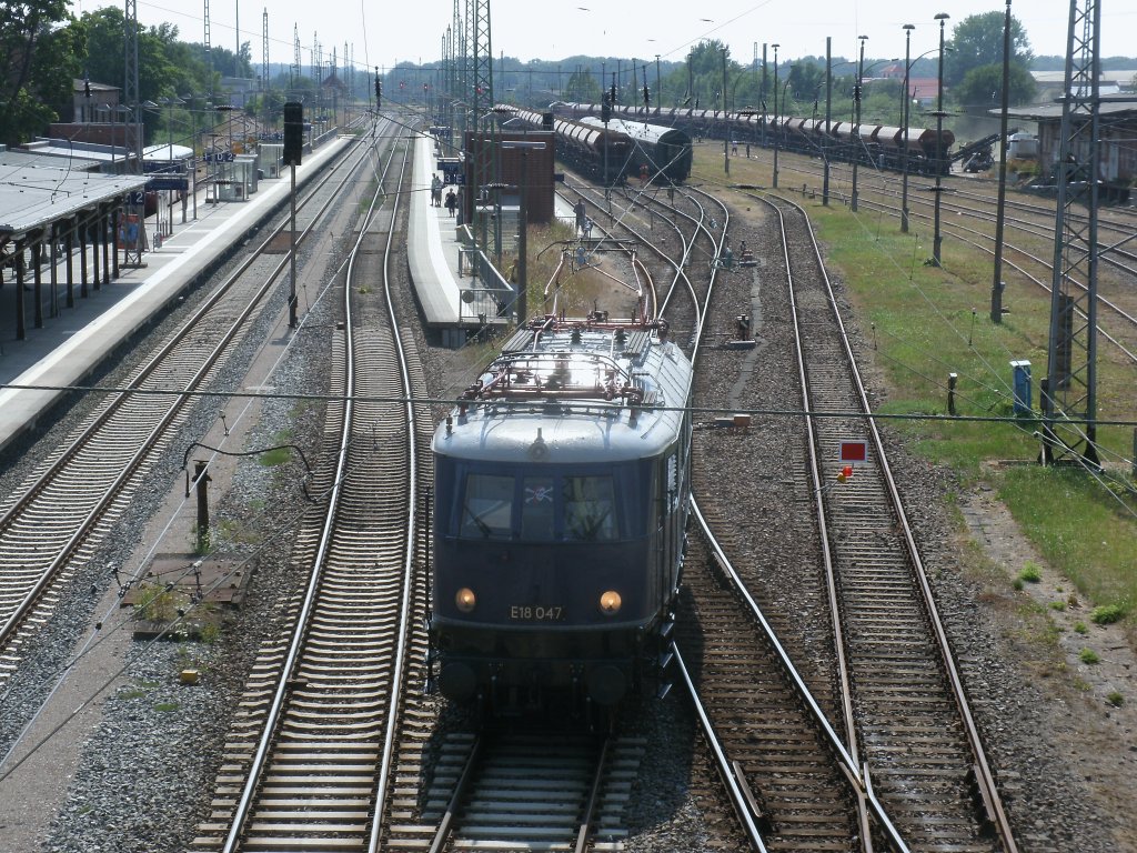 Der Strtebekersonderzug wurde,am 27.Juli 2013,bis zur Rckfahrt nach Arnstadt bis gegen Mitternacht in Bergen/Rgen abgestellt.Hier ist die Zuglok E18 047 beim Lokumlauf in Bergen/Rgen zusehen.