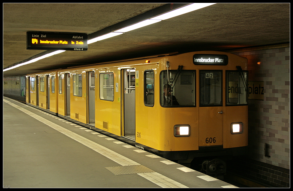 der Typ A3L92 ist ein auf den Kleinprofilstrecken hufig anzutreffender Zugtyp. Hier als 2-Wagen-Zug auf der U4 nach Innsbrucker Platz (berlin Nollendorfplatz 18.04.2010)