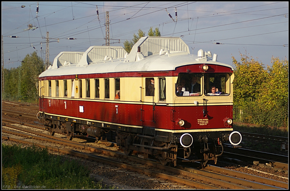 Der VT 175  Nrnberg 761  auf einer Sonderfahrt nach Berlin-Lichtenberg zum Bahnhofsfest. Das Fahrzeug wurde 1926 von WUMAG gebaut und wird heute von den Buxtehude-Harsefelder Eisenbahnfreunden betreut. Damals fuhr der mit Benzolmotoren und Drehgestellen ausgestattete Triebwagen auf Nebenstrecken (Bauart BC4vT, NVR-Nummer 95 80 0066 904-3 D-EVB, ex BHE, ex DB, Eigentum EVB, gesehen Wustermark-Priort 01.10.2010)