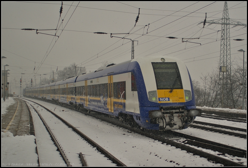 Der Winter meldet sich noch einmal zurück: Der InterConnex nach Warnemünde als Umleiter am 29.03.2013 in Nuthetal-Saarmund. Gruß an Tf zurück!