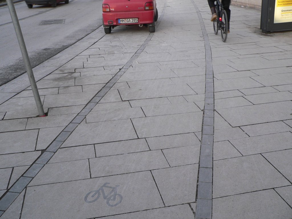 Designerradweg am Jungfernstieg in Hamburg. Normalerweise sollen Radwege die sichere Alternative zur Fahrbahn sein, hier empfiehlt sich dennoch Schrittgeschwindigkeit. 16.2.2012