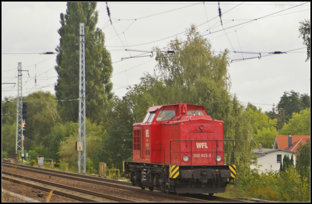 Die an CLR vermietete 202 822-3 solo am 12.09.2012 bei der Durchfahrt Berlin-Karow