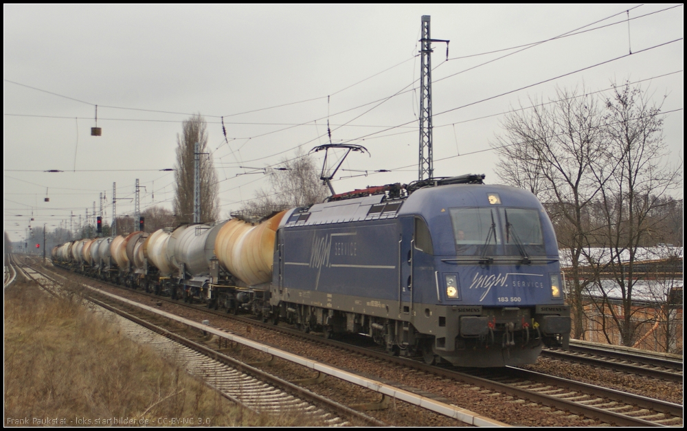 Die an Raildox vermietete 183 500 mit einem Knickkesselwagenzug am 18.02.2013 Hhe Berlin-Karow