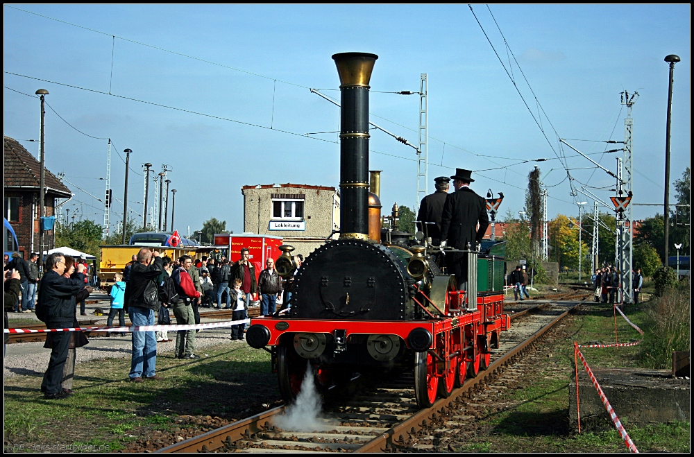 Die Dampflok welche Geschichte schreiben sollte: Adler beim rangieren am alten Bw Nldnerplatz (Bahnhofsfest Berlin-Lichtenberg 03.10.2010)