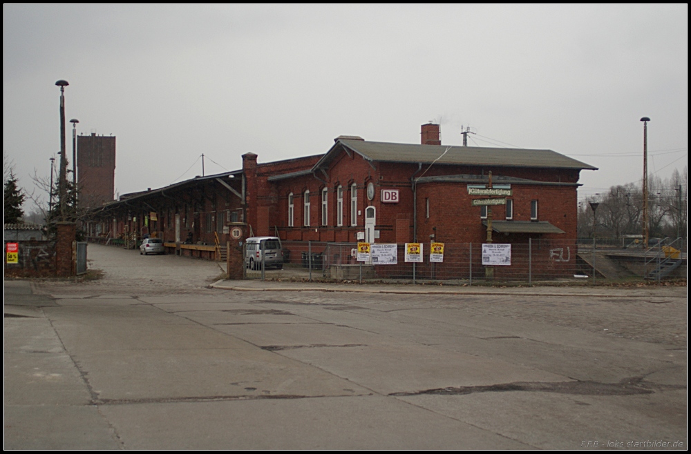 Die ehemalige Gterabfertigung am Bahnhof Brandenburg ist heute ein Verkaufslager fr Rattanmbel (gesehen Brandenburg Bahnhof 19.02.2011)