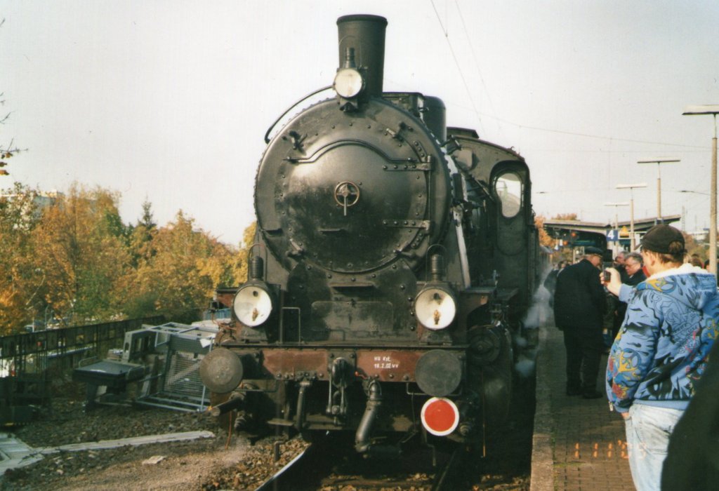 Die G8 4981 Mainz(Eisenbahnmuseum Darmstadt) in Bensheim am Bahnsteig am 01.November.2009(Gescannt)