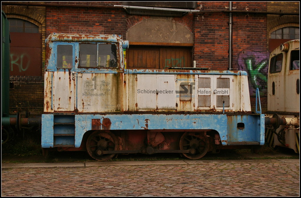 Die 'Hafenbahn 1' ist eine V 10 B vom Hersteller LKM Potsdam und wurde 1958 an das VEB Kombinat Minol, Tanklager Magdeburg geliefert. Seit 1997 ist der Rangierdiesel vh. Zu sehen war die Lok beim Familienfest der Magdeburger Eisenbahnfreunde e.V. am 09.09.2017 am Wissenschaftshafen in Magdeburg Neustadt