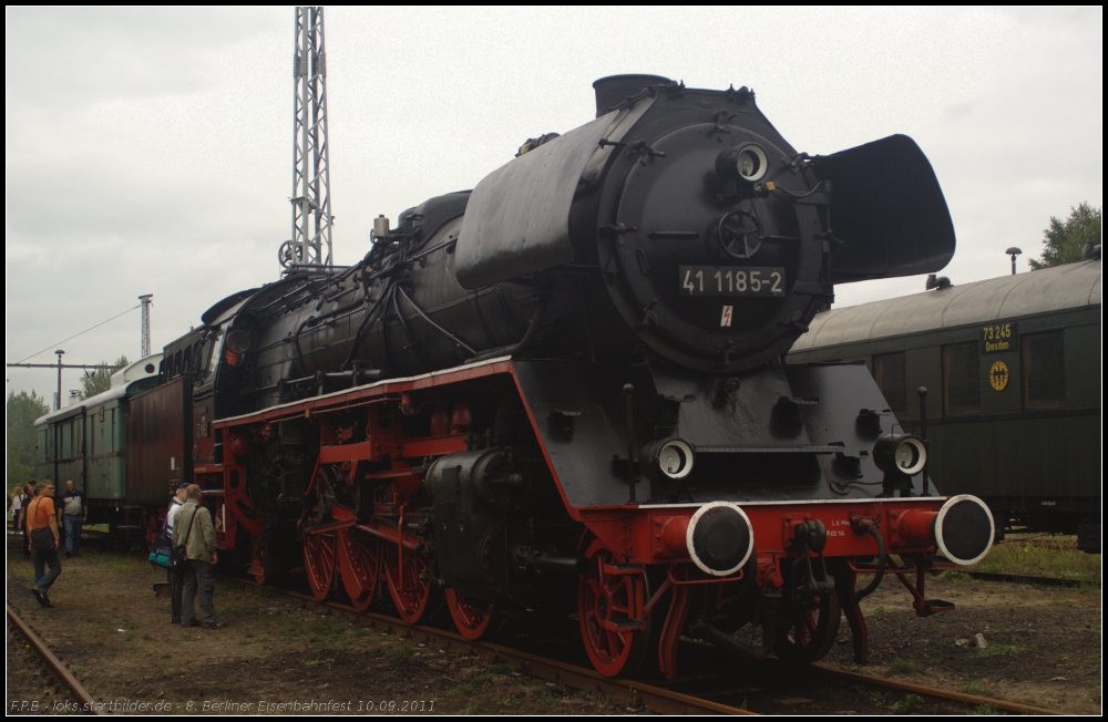 Die Hallenser 41 1185-2 ist auch zu Gast beim Eisenbahnfest (gesehen 10.09.2011 beim 8. Berliner Eisenbahnfest Bw Schöneweide, Rekolok 088 415)