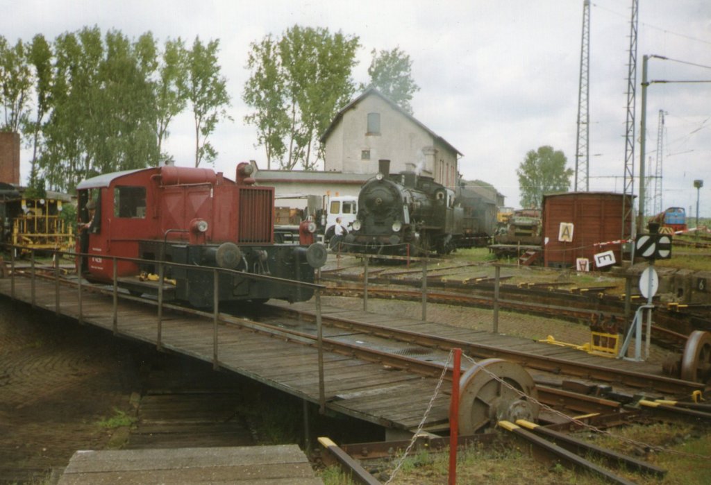 Die K�f auf der Drehscheibe in Darmstadt Kranichstein,im Hintergrund die G8 im Jahr 2003(Gescannt)