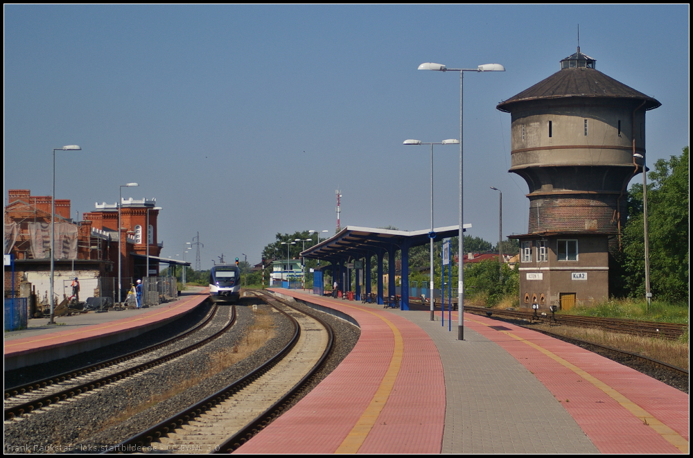 Die Modernisierungsarbeiten am Bahnhof Kostrzyn schreiten voran. Whrend Peron 2 fertig ist, wird noch an Peron 1 und am Bahnhofsgebude selbst gearbeitet. Rechts der bekannte alte Wasserturm mit dem Stellwerk KoA2. Links fhrt die RB nach Berlin-Lichtenberg gerade ab.