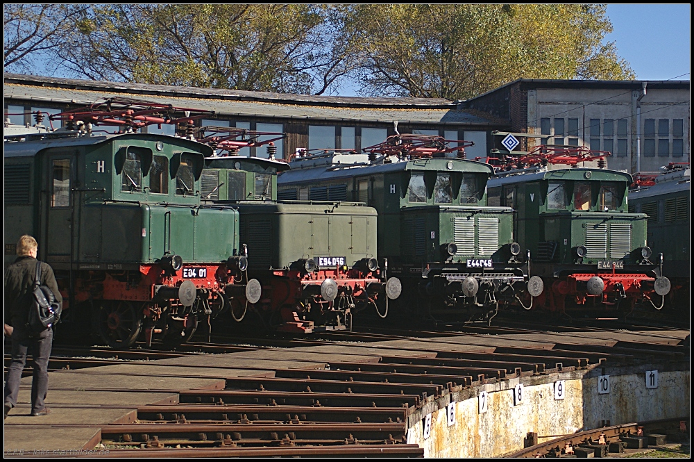 Die Viererbande E 04 01, E 94 056, E 44 046 und E 44 044 an der Drehscheibe (gesehen Bw-Fest Lutherstadt Wittenberg 10.10.2010)