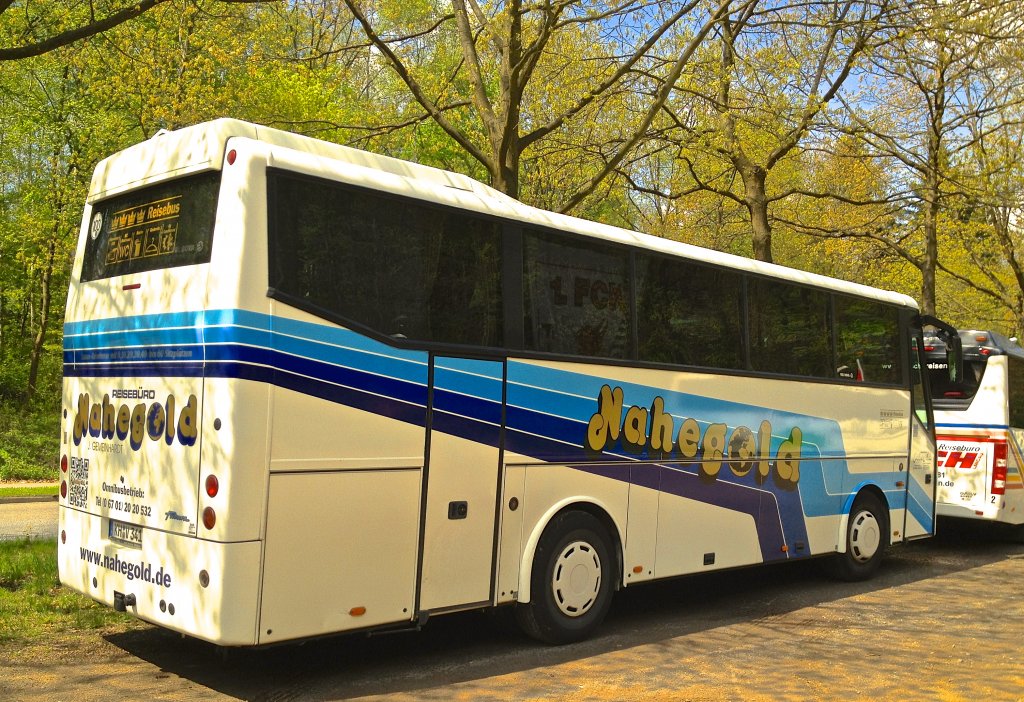 Dieser Bova Sunliner von Nahegold-Reisen stand whrend des 2. Bundesligaspiels 1.FCK gegen FSV Frankfurt am 5.5.2012 auf einem Park-and-Ride-Parkplatz und wartete auf das Ende des Spiels.