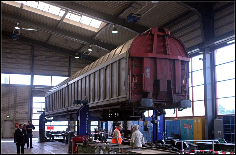 Dieser Habbins 31 80 2740 152-6 D-DB steht aufgebockt in einer der Hallen (10 Jahre Kombiwerk Magdeburg-Rothensee 17.09.2010)