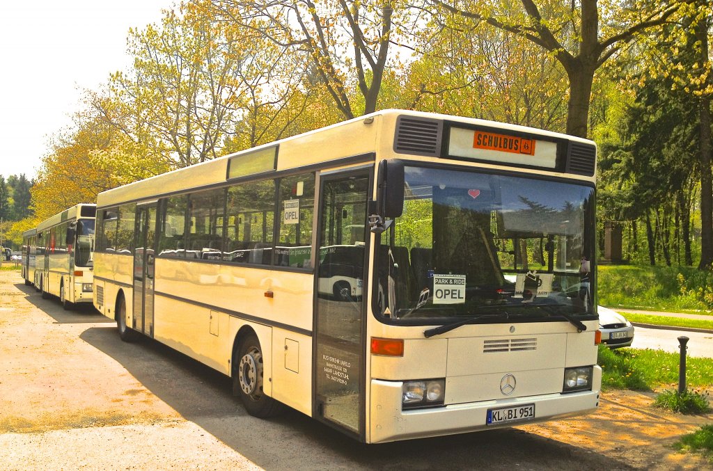 Dieser Mercedes-Benz O 407 von Busverkehr Imfeld aus Landstuhl stand whrend des 2. Bundesligaspiels 1.FCK gegen FSV Frankfurt am 5.5.2012 auf einem Park-and-Ride-Parkplatz und wartete auf das Ende des Spiels.