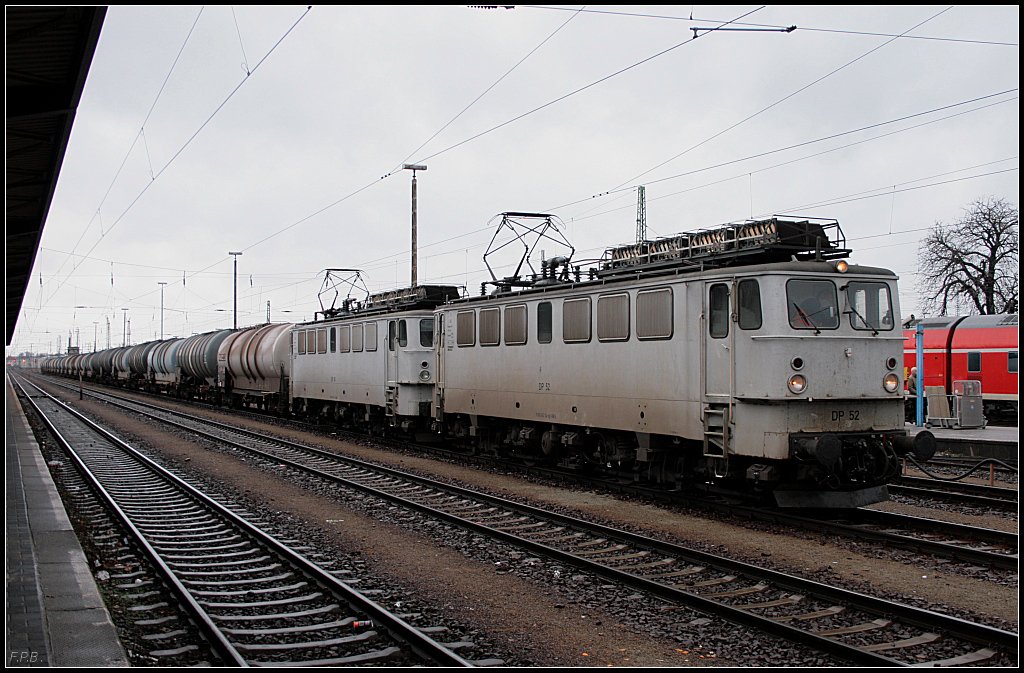 DP 52 und DP 50 bringen einen Kesselwagenzug (NVR-Nummer 9180 6142 134-6 D-ENRA & 9180 6142 154-4 D-ENRA, Cottbus 28.12.2009)