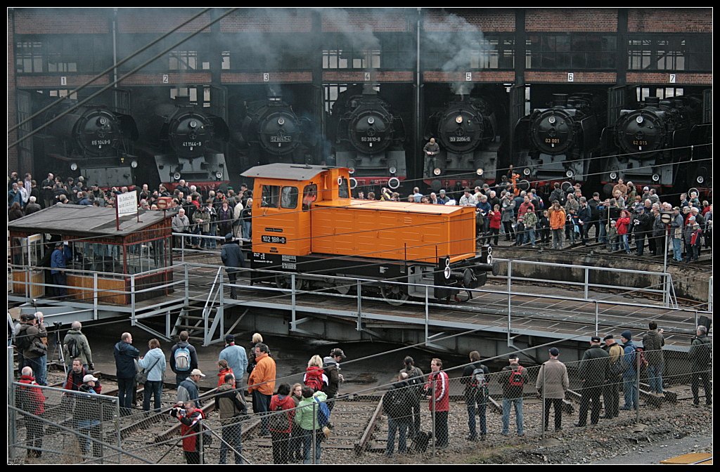 DR 102 188-0 vor geballter Damplokriege (2. Dresdner Dampfloktreffen, Bw Dresden Altstadt 27.03.2010)