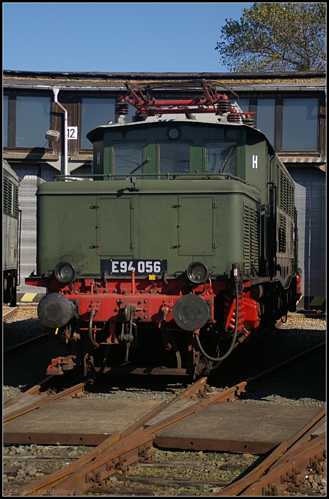 DR E 94 056 / 254 056 zeigt sich den Besuchern beim Bw-Fest am 10.10.2010 an der Drehscheibe in Lutherstadt Wittenberg. Gebaut wurde die Lok von AEG im Jahr 1941 mit der Fabrik-Nr 5335 und im Bw Engelsdorf stationiert. Zwischen 1946 und 1952 war sie als Reparationsleistung in der damaligen UdSSR bis sie wieder nach Engelsdorf zurück kam. Jetzt gehört sie zum Bestand des DB Museum.