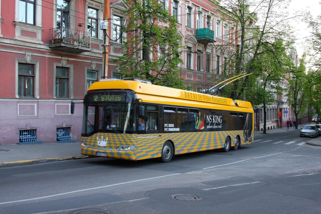 Dreiachser Trolleybus Solaris in der litauischen Hauptstadt Vilnius hier 
am 2.5.2012 eingesetzt auf der Linie 2 mit Fahrtrichtung Hauptbahnhof.