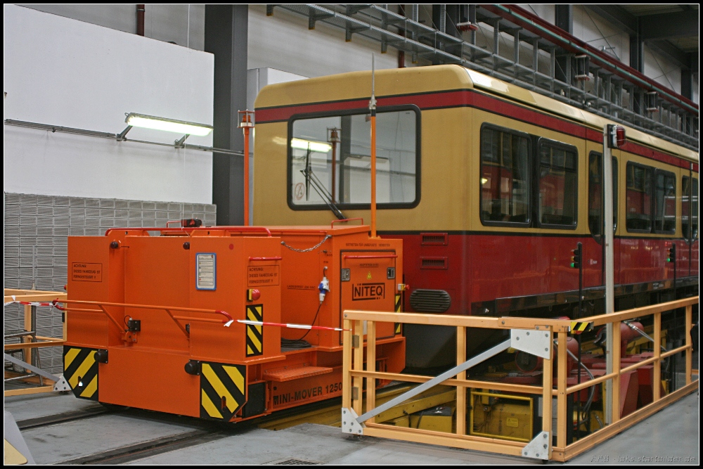 Drinnen werden die Wagen mit dem Mini-Rover 1250 von Niteq rangiert (Tag der offenen Tr S-Bw Grnau, 08.08.2010)