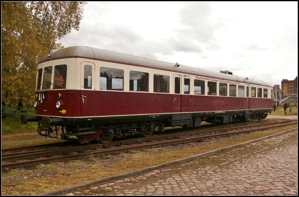 DTW 01 / 303 027-6 der Cargo Logistik Rail-Service war am 09.09.2017 wieder zu Gast beim Familienfest der Magdeburger Eisenbahnfreunde e.V. Hier machte er auch Pendelfahrten vom provisorischen Haltepunkt Wirtschaftshafen West.