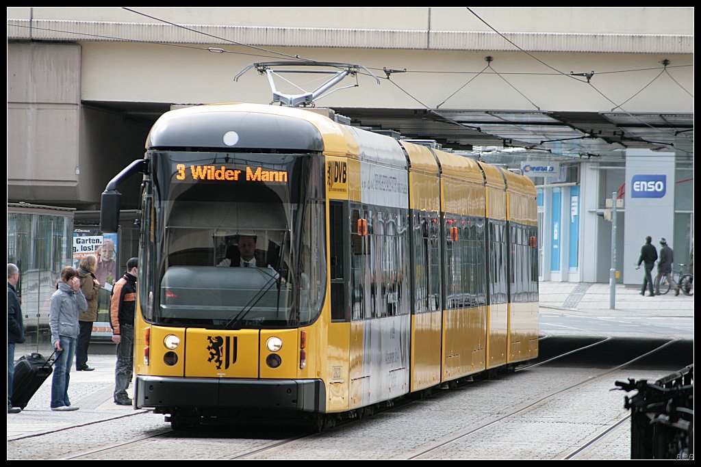 DVB 2823 auf der Linie 3 nach Wilder Mann. Mit 45m Lnge war dieser Typ 2004 Weltrekordhalter. Der Wagen ist komplett durchgngig. (Typ NGTD12DD, Dresden Hbf 27.03.2010)