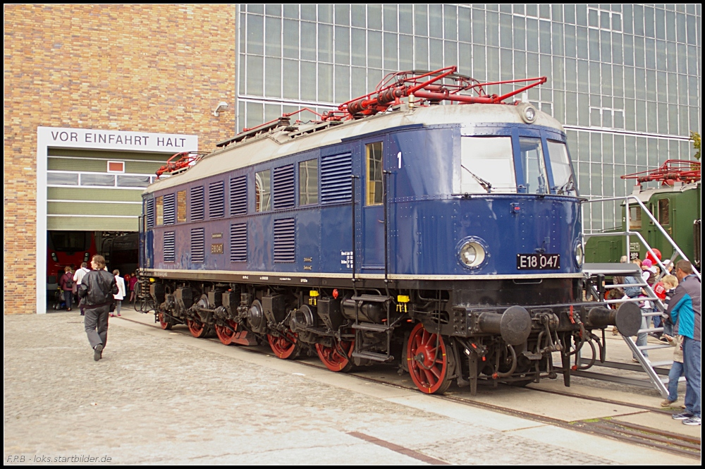 E 18 047 / 118 047 ist heute noch bei Sonderfahrten im Einsatz. Sie gehörte zu den schnellsten E-Loks der DRG, nur die Schwesterbaureihe E19 war noch etwas schneller (Tag der offenen Tür Bombardier Hennigsdorf 18.09.2010)