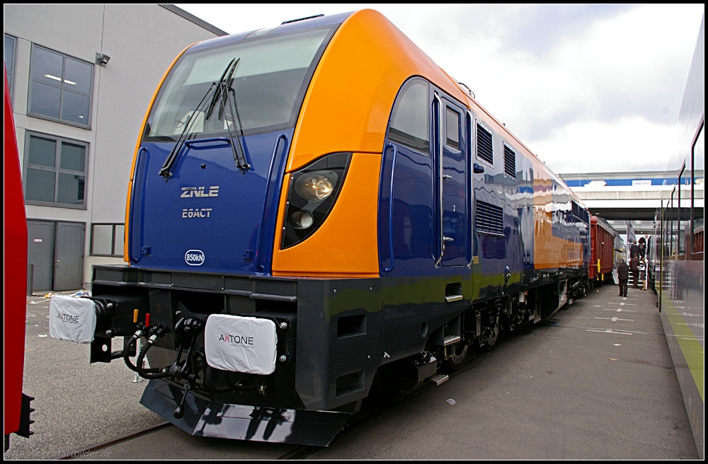 E6ACT Dragon ist eine Elektrolokomotive fr 3000V vom polnischen Hersteller ZNLE (INNOTRANS 2010 Berlin 21.06.2010)