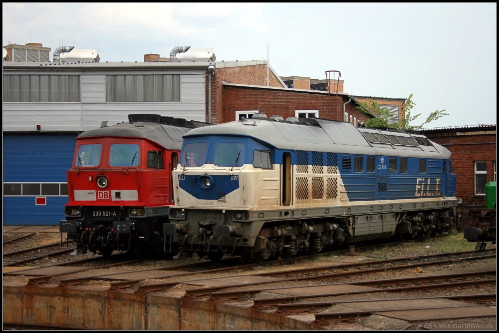 Ei.L.T. V.01 neben DB 233 521-4 an der Drehscheibe im Betriebswerk Cottbus (durch den Zaun fotografiert, gesehen Cottbus 30.06.2010)