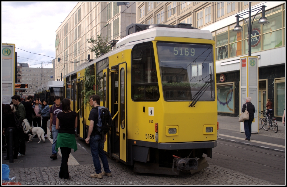  Ein „metrotopischer Garten“ entsteht im ffentlichen Verkehrsnetz Berlins . So eine Aussage zum Kunstprojekt Meridian I Urban: Metrotopie, in dem BVG 5169, vom Typ T6, im Innenraum mit Pflanzen in einen Dschungel verwandelt wurde (gesehen Berlin Alexanderplatz 06.09.2011)