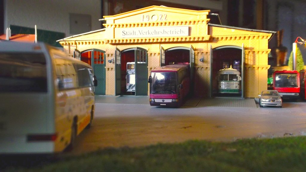 Ein Blick auf den Betriebshof mit zwei Mercedes-Benz O 404, einem O 303, einem SD 200 und einem Oberleitungsbus aus Solingen.