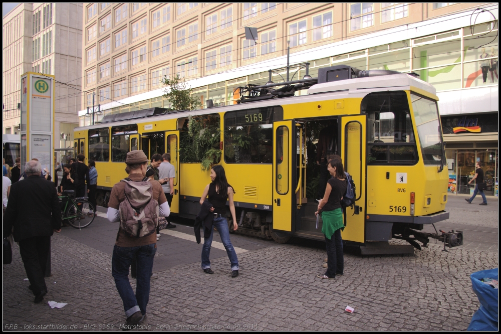  Ein Kunstprojekt zum berleben im urbanen Netzwerk , so betiteln Keumwha Kim. Mit Anne Duk Hee Jordan und Shira Wachsmann ihre Installation. Der Innenraum von BVG 5169, Typ T6, wurde mit Pflanzen in einen Dschungel verwandelt (gesehen Berlin Alexanderplatz 06.09.2011)