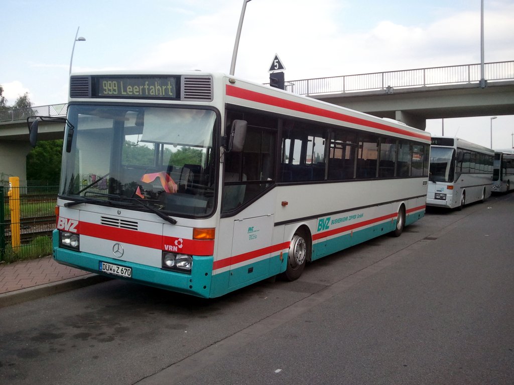 Ein noch im alten Farbkleid lackierter Mercedes-Benz O 407 von Busverkehr Zipper GmbH stand am 28.5.12 am Grnstadter Hauptbahnhof in einer Abstell-Haltebucht.