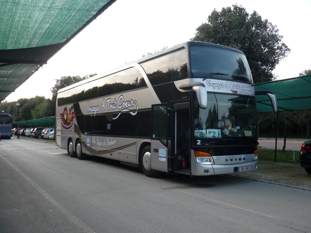 Ein Setra S431 DT aus Belgien in Porec/Kroatien im Okt. 2012