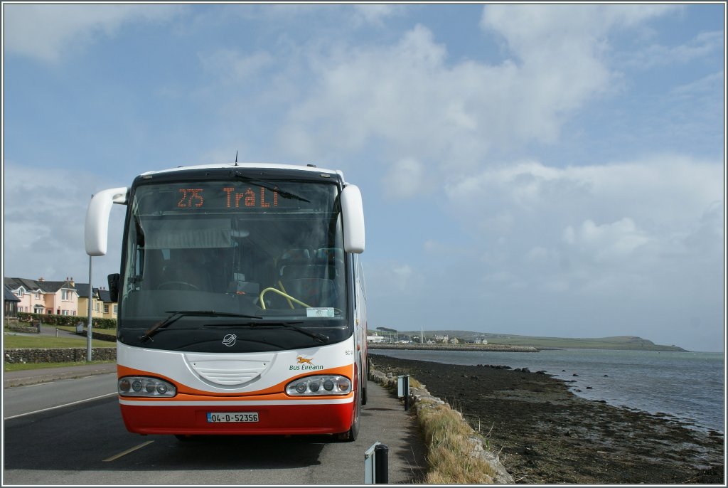 Ein berland-Bus wartet am Ortsausgang von Dingle auf die Rckfahrt nach Tralee/Trali. 
18. April 2013