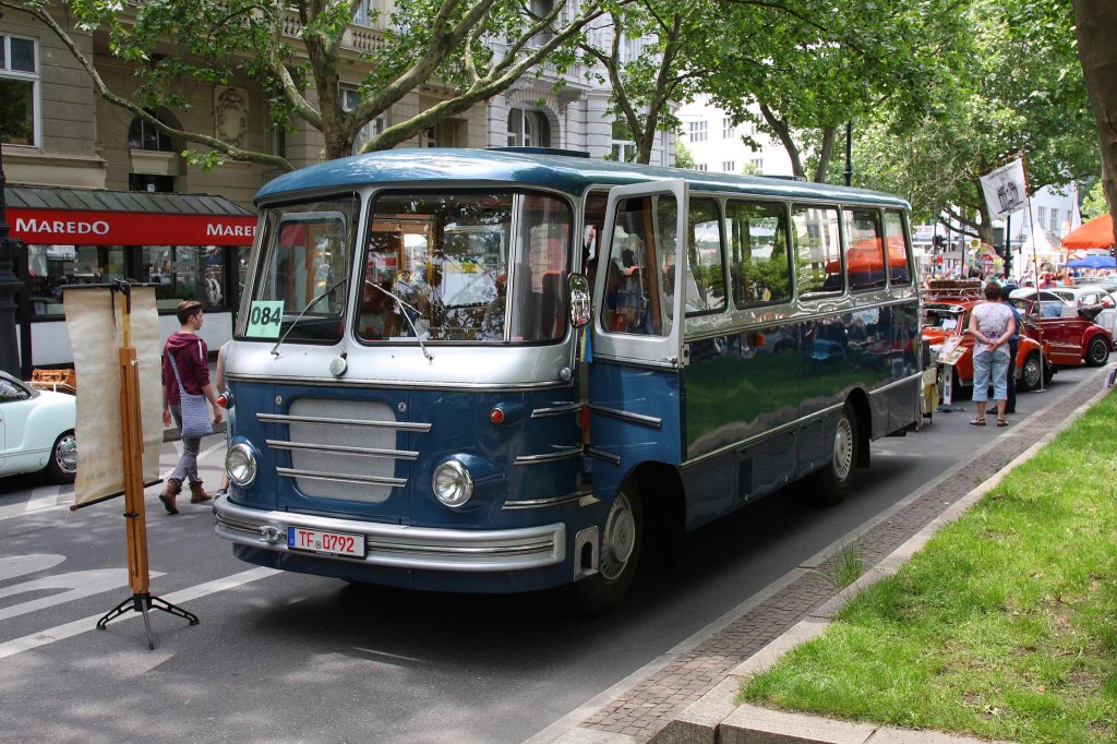 Eine absolute Raritt ist dieser vom VEB Zwickau gebaute Reisebus
vom Typ H 3 B, Baujahr 1952, den sein Besitzer am 7.6.2013 im Rahmen
eines Oldtimer Treffen auf dem Kudamm in Berlin prsentierte.
Nach Aussage des Besitzers gibt es insgesamt nur noch drei dieser
Bustypen!