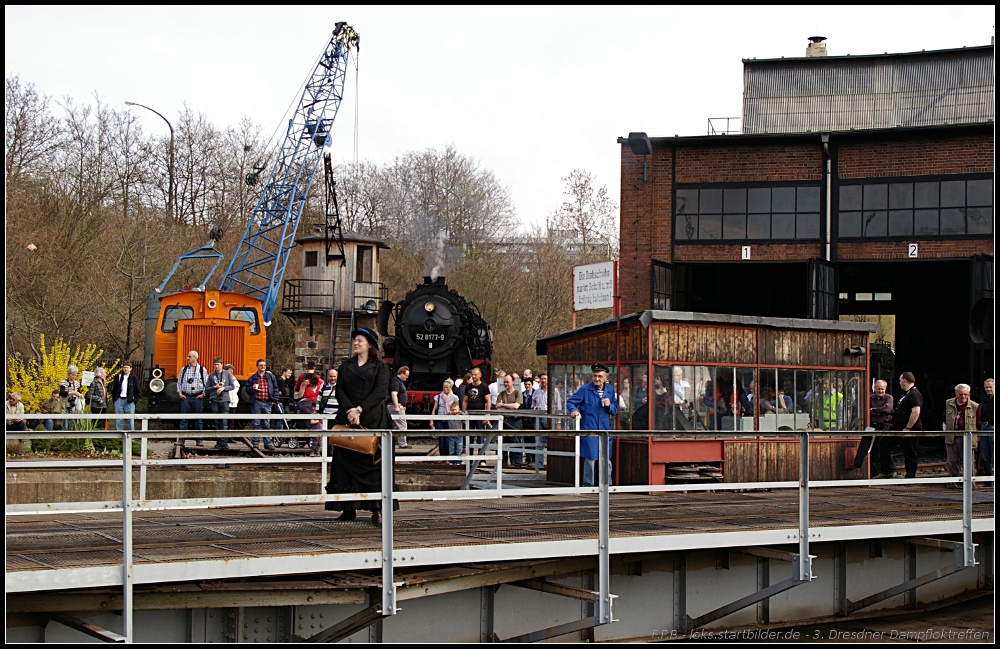 Eine kleine Einlage gab es mit dieser Dame, die sich im Stil der 20er Jahre gekleidet, auf der Drehscheibe zeigte (gesehen 3. Dresdner Dampfloktreffen Dresden-Altstadt 02.04.2011)