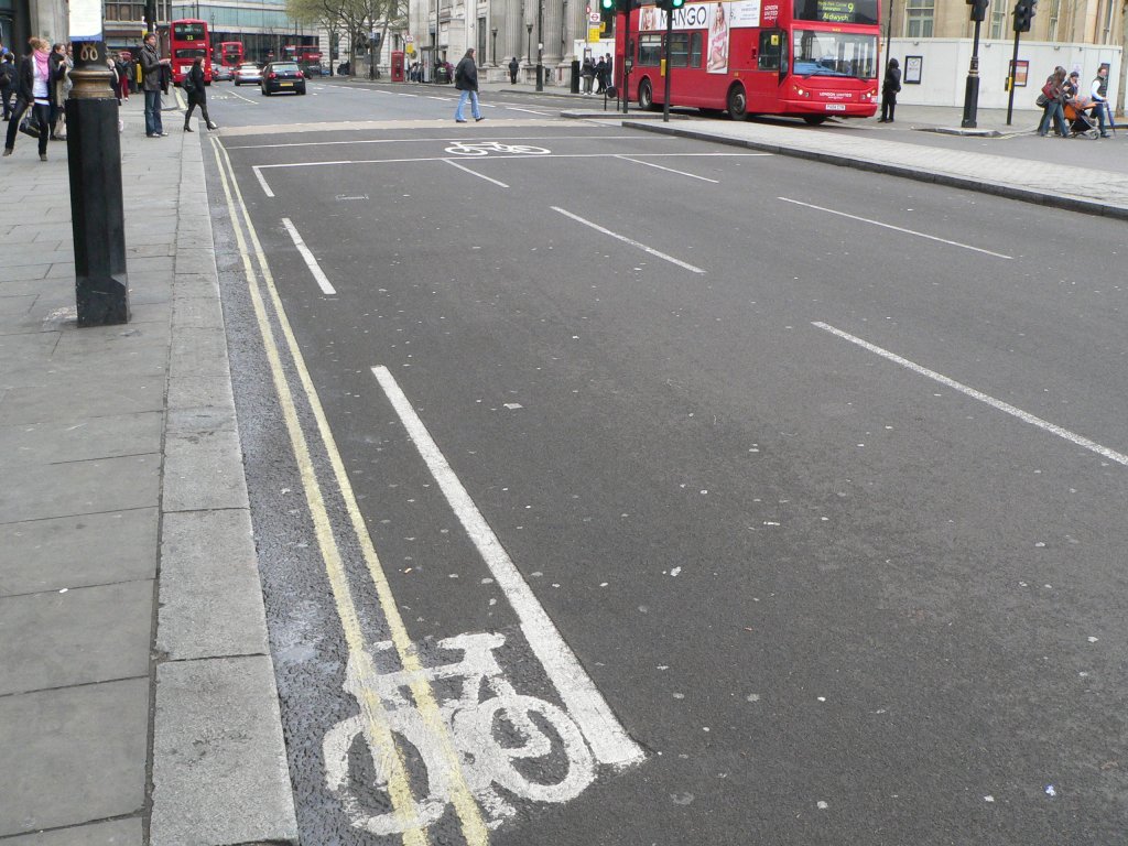 Eine Radspur in London nahe dem Trafalgar Square. Viel Spa� beim Balancieren ... April 2012