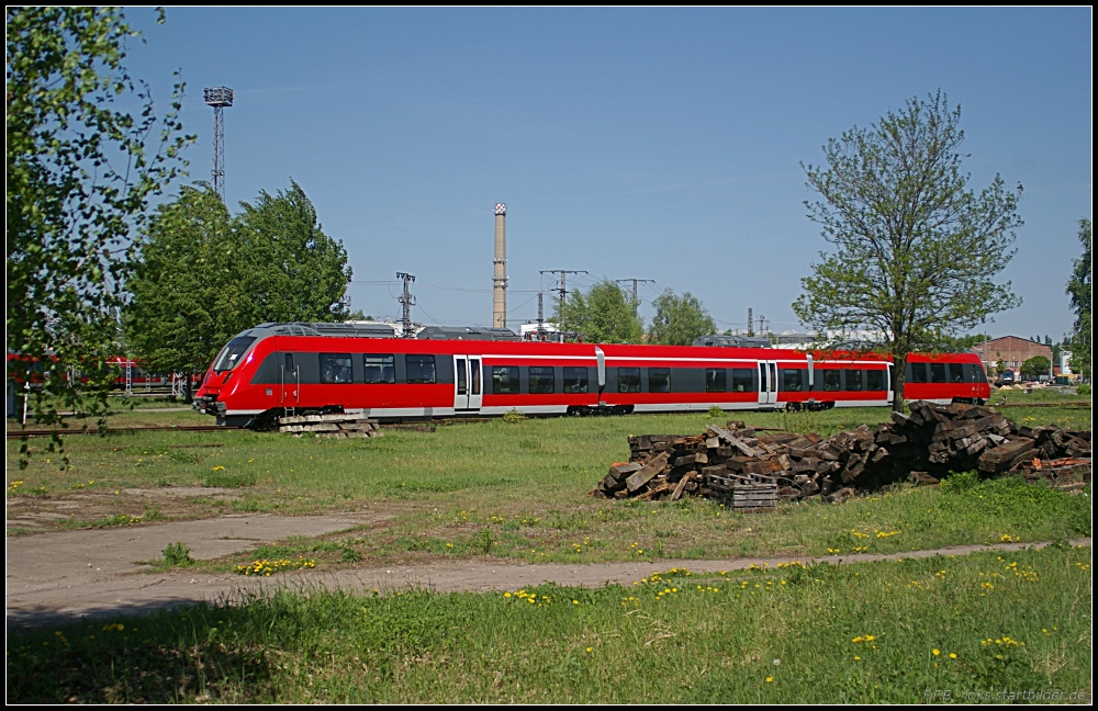 Einer der neuen dreiteiligen TALENT 2 fr DB Regio zeigte sich bei schnstem Wetter noch ohne Beschriftung oder anderen Hinweisen wo er zuknftig fahren wird (gesehen Hennigsdorf b. Berlin 30.04.2011)