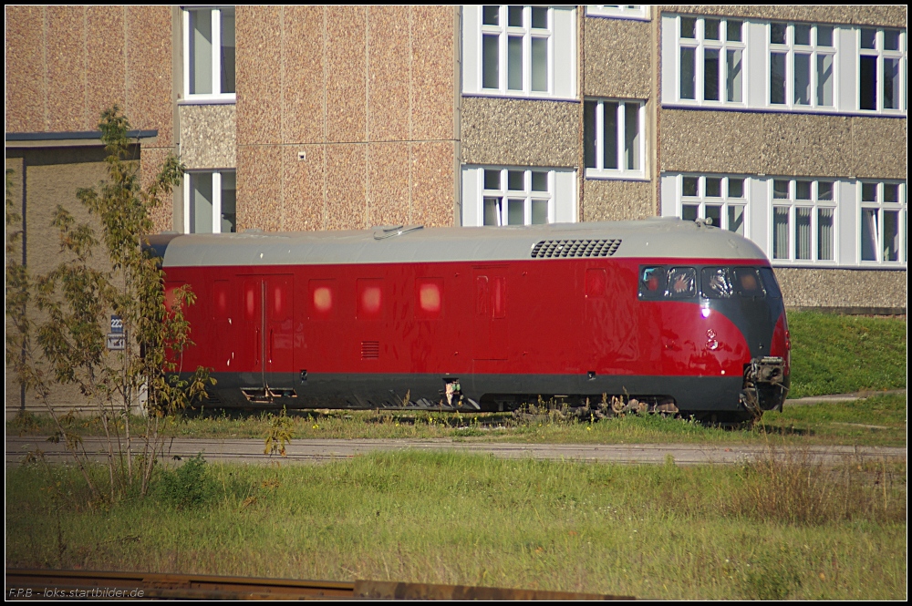 Einer der Triebkpfe des VT12.5   Stuttgarter Rssle  erstrahlt im neuen Lack und sonnt sich ein wenig (gesehen Hennigsdorf b. Berlin 04.10.2010)