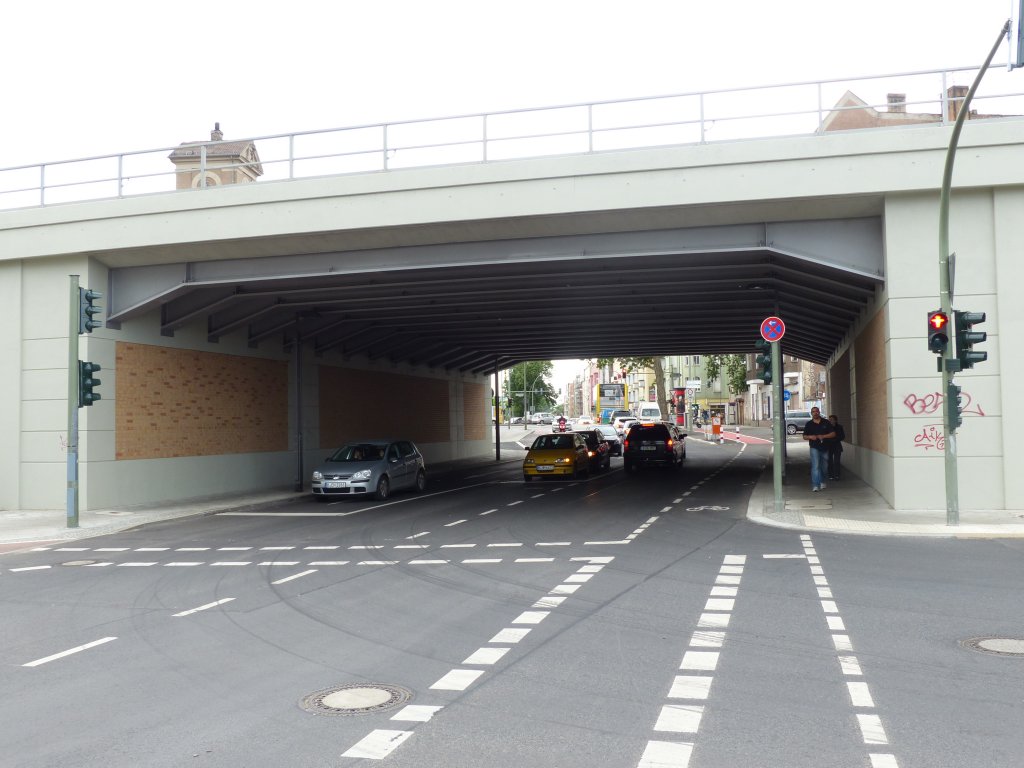 Eisenbahn�berf�hrung Alt-Stralau, Blickrichtung Westen. Eine Kfz-Spur Richtung Westen, zwei Richtung Osten, davon eine f�r Linksabbieger. Eine Radspur Richtung Westen. 3.6.2013