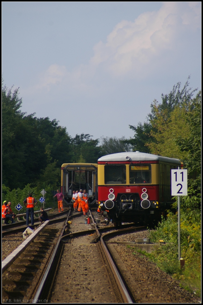 Entgleister S-Bahnzug der S-Bahn Berlin auf der Linie S25 Richtung Hennigsdorf. Blick auf den Hilfsgertezug 478 523, der vor 481 335 und den Wagen 482 335 steht, die in der Nacht zum 22. August 2012 auf Rollbcke gesetzt wurde (Berlin Tegel 22.08.2012)