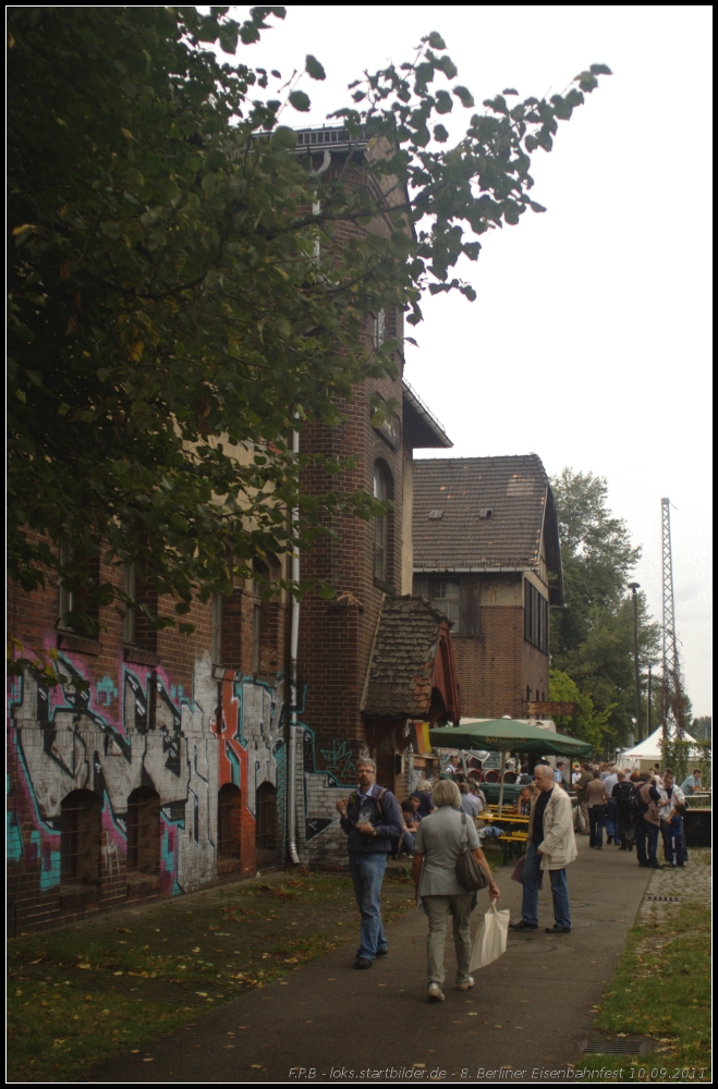 Entlang des Schlafhauses ging es zum Auengelndes und zum Lokschuppen (gesehen 10.09.2011 beim 8. Berliner Eisenbahnfest Bw Schneweide)