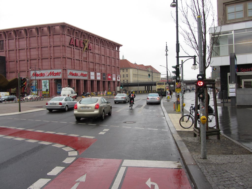 Fahrradspur und Falschparker. Bei entsprechendem Parkdruck ein nicht l�sbares Problem. Die Berliner Polizei will in diesem Jahr u.a. verst�rkt Radweg-Falschparker ansprechen. Auch wenn im Bild die Behinderung nicht gro� sein mag, sind Radfahrer durch fehlende Sicherheitsabst�nde �ffnende T�ren gef�hrdet. Am Ort der Aufnahme k�nnte man rund um die Uhr Bu�gelder kassieren, den Radweg habe ich noch nie in freiem Zustand erlebt. Grunerstra�e, Berlin, M�rz 2012